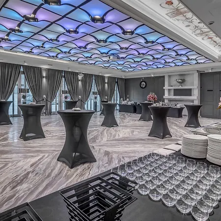 & Palac Hotell 4*